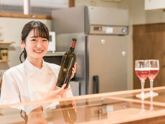 適度な飲酒を心がけている女性をイメージした画像です