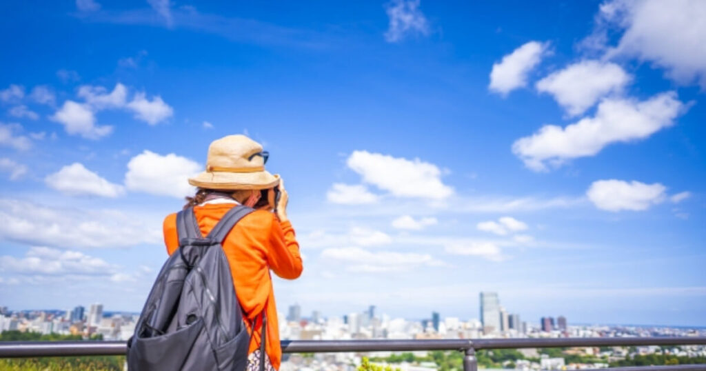 女性が一人旅をしているところをイメージした画像です