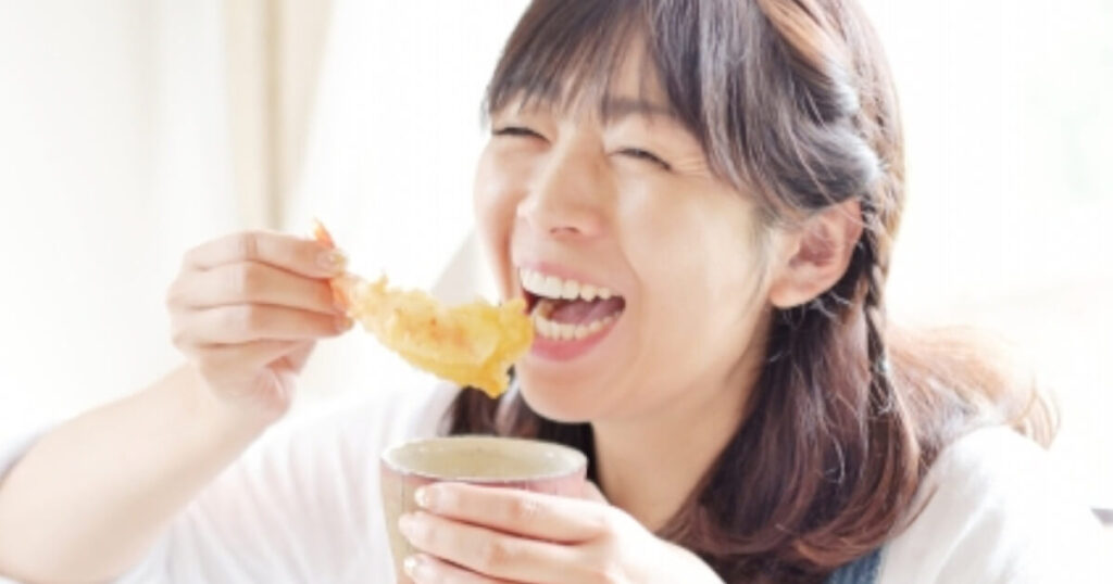 ランチを食べている女性をイメージした画像です