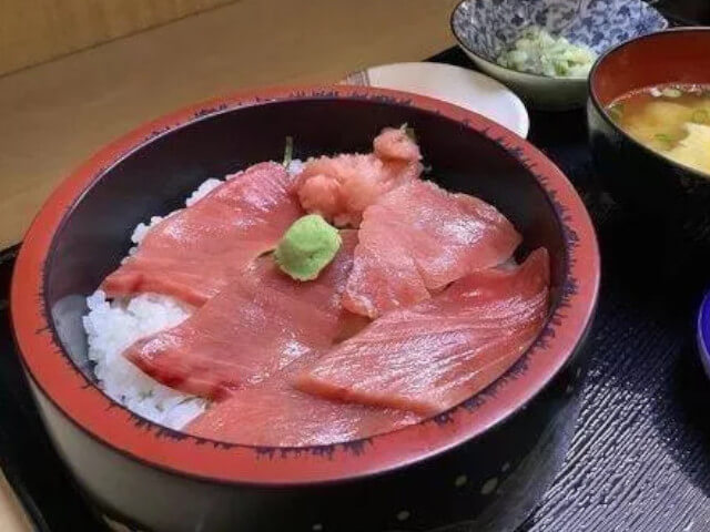 熱海まぐろやの「まぐろ丼」の画像です。