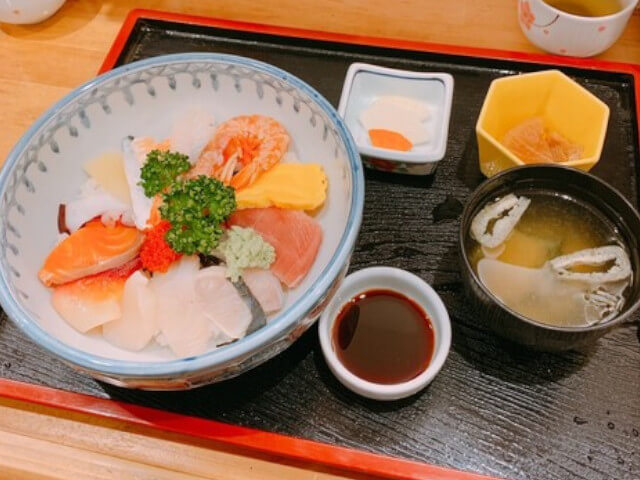 お食事処さくらの海鮮丼の画像です。