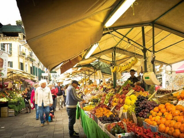野菜などが並ぶイタリアの市場の画像です。