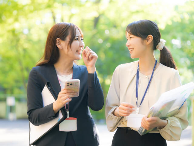 向かい合って体験談を話している人をイメージした画像です。