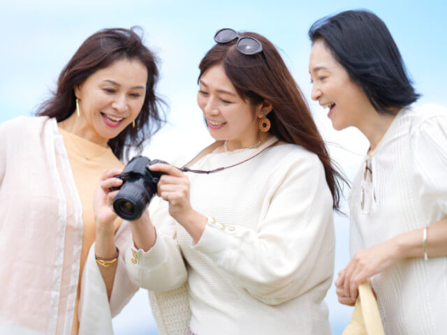 友達同士で好きなことを楽しんでいるところをイメージした画像です。