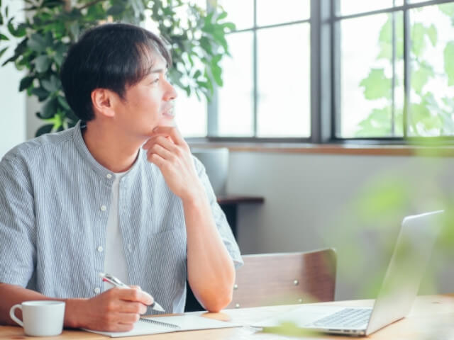 リモートワークをしている男性をイメージした画像です。