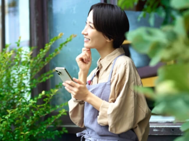 休憩している女性をイメージした画像です。