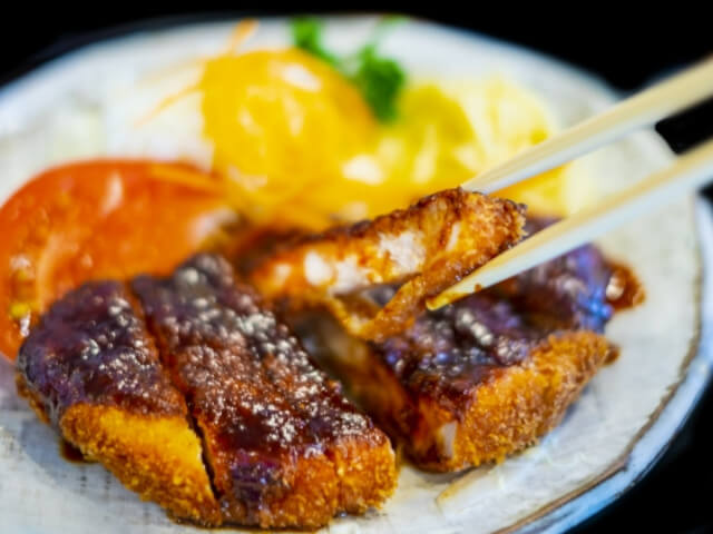 美味しそうな料理を味わって食べるところをイメージした画像です。